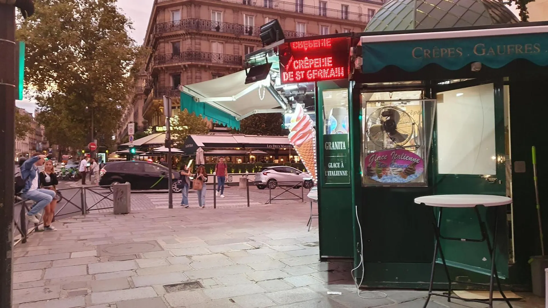 Homestay Gare Montparnasse,Gorgeous Place, Center ,Close To Eiffel Tour And Louvre Meusm , Front Metro Apartment Paris France